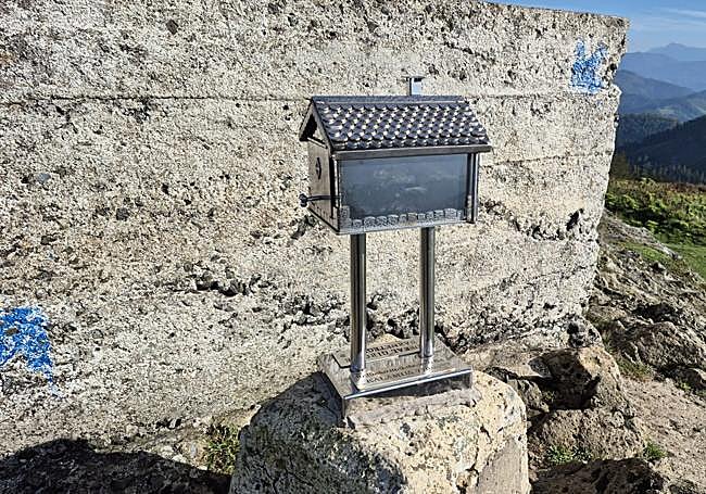 Buzón colocado este mayo en la cima de Kalamua de Aubixa EuskalGirotze euskaltegia.