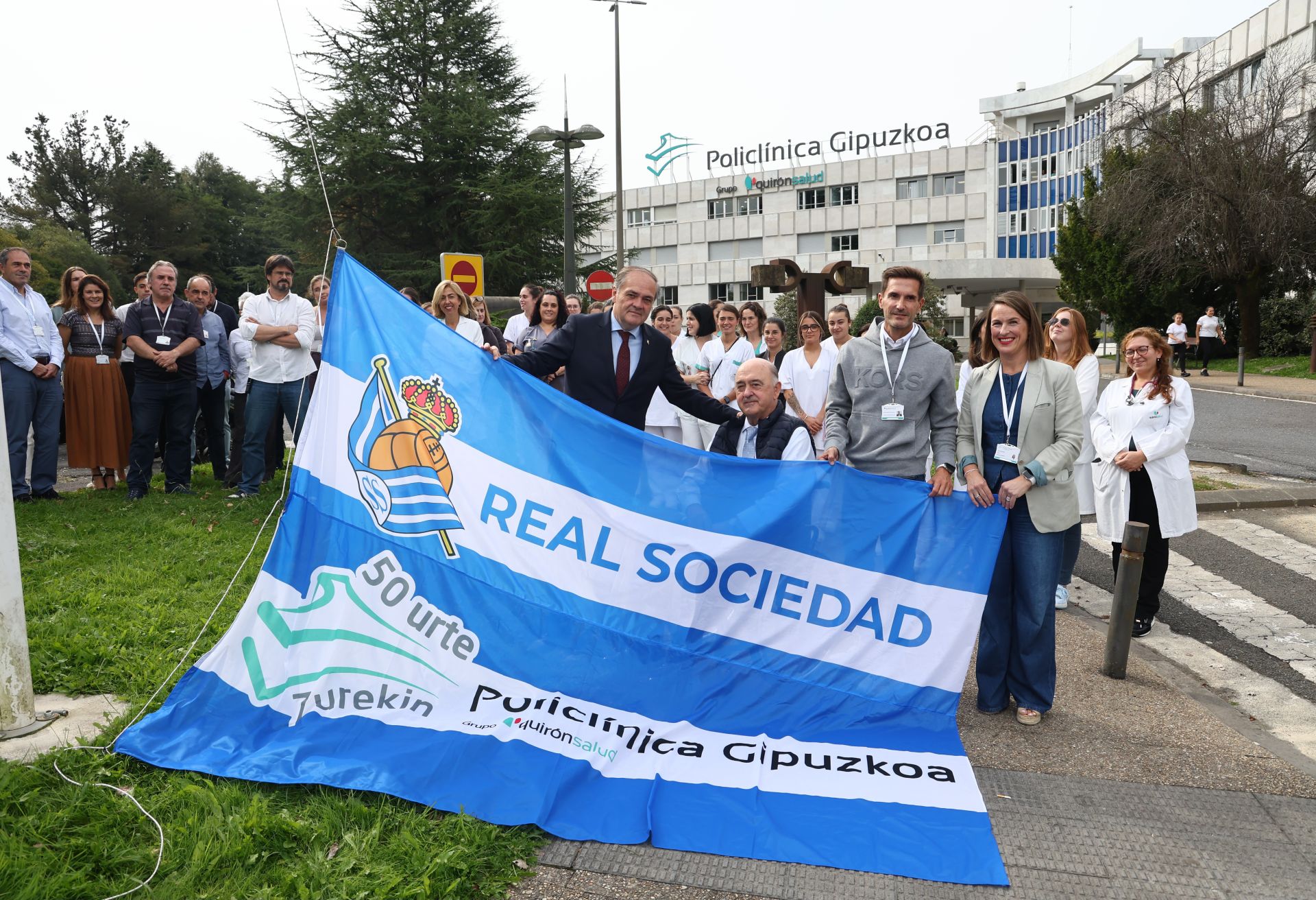 Jokin Aperribay, junto a Ignacio Gallo y la nueva bandera que han colgado en Polikilika Gipuzkoa