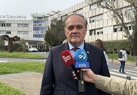 Jokin Aperribay atiende a DV y ETB frente a Poliklinika Gipuzkoa