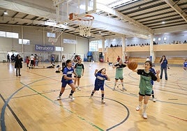 Varias niñas disputan un partido de baloncesto de Multikirola.