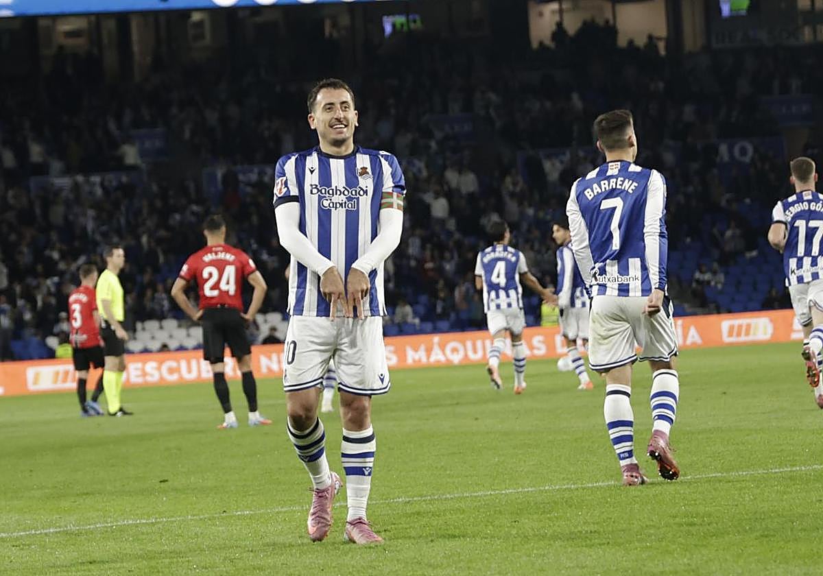 Oyarzabal celebra su gol ante el Mallorca, a pase de Barrene, de espaldas