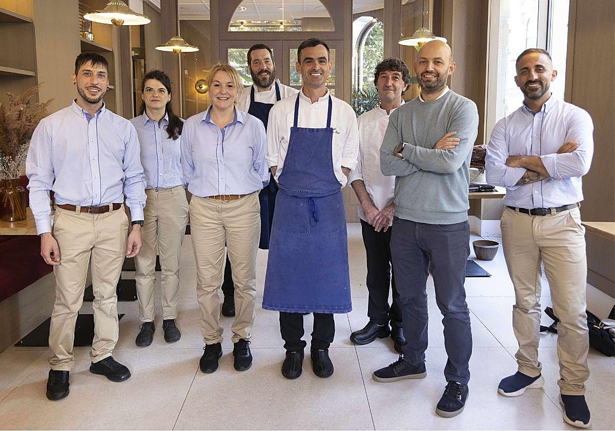 El cocinero donostiarra Iñigo Palma, junto al resto del equipo de Villano Bistró.