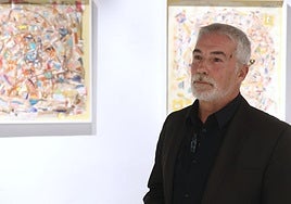 El periodista David Cantero, este viernes en la inauguración de su exposición en La Central Art Gallery de Donostia.