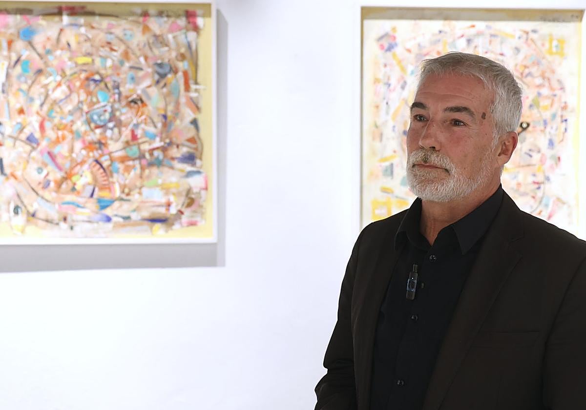 El periodista David Cantero, este viernes en la inauguración de su exposición en La Central Art Gallery de Donostia.