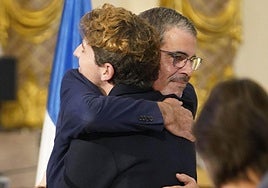 Eneko Goia y Jon Insausti se funden en un abrazo tras anunciar el alcalde su renuncia al cargo