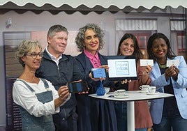 Ibone Bengoetxea sujeta la tablet con el logo de Ingura durante la presentación del proyecto.