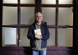 Karlos Linazasoro 'Düsseldorfeko txibatoa' liburua aurkeztu aurretik.