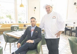 Lorenzo Paiola, metre, y Ion Mikel Ibero, cocinero, posan en uno de los salones del restaurante del Hotel de Londres y de Inglaterra de San Sebastián.