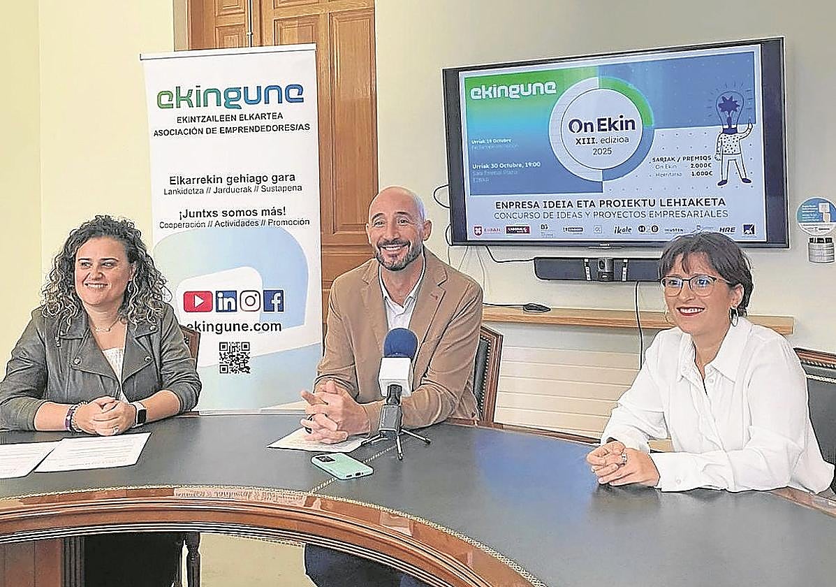 Jaione Leibar, de Ekingune; el alcalde,Jon Iraola, y la edil, Vanesa Hortas.