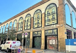 El futuro centro de Servicios Sociales se ubicará en este local en la esquina de la plaza de la Bretxa con Aldamar.
