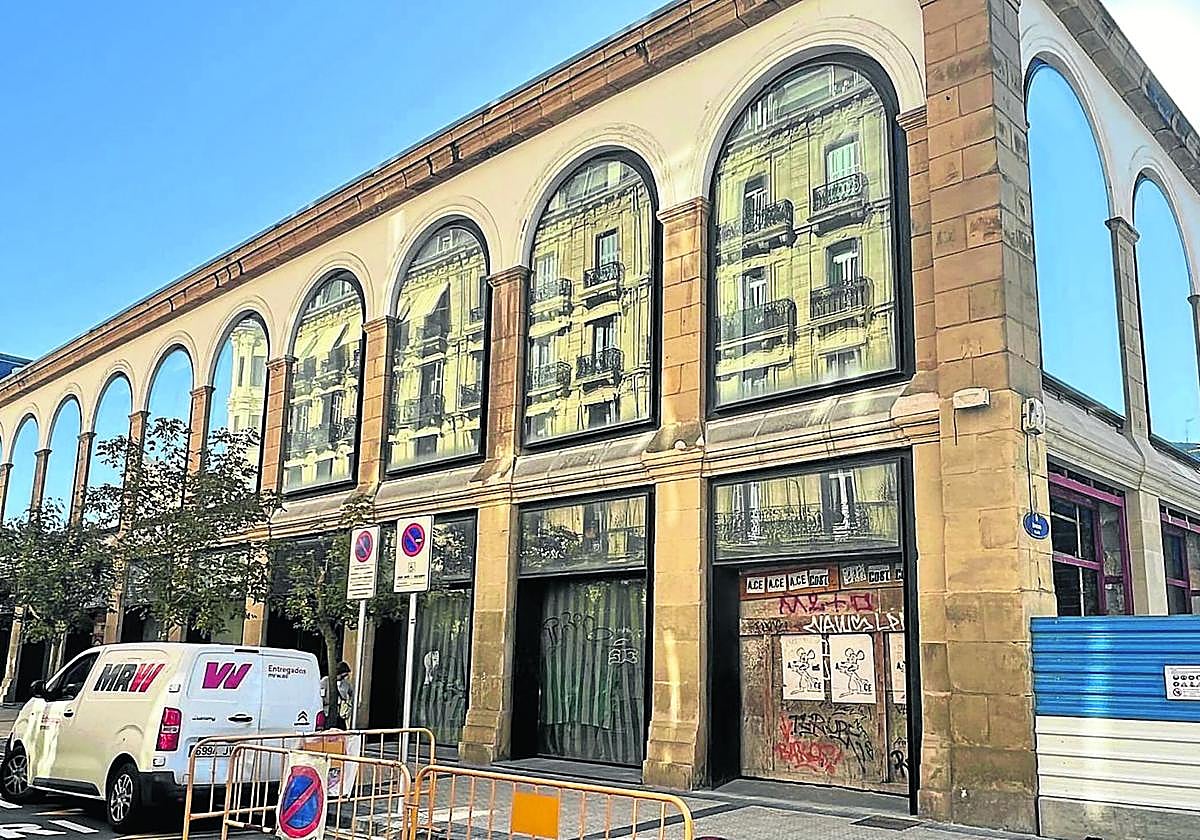 El futuro centro de Servicios Sociales se ubicará en este local en la esquina de la plaza de la Bretxa con Aldamar.