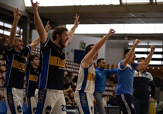 El banquillo del equipo tolosarra celebra una anotación durante un encuentro de pretemporada.