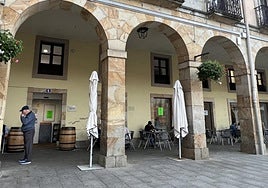 El alcalde indica que el Ayuntamiento trabaja en las bases para sacar a licitación el servicio nuevamente.