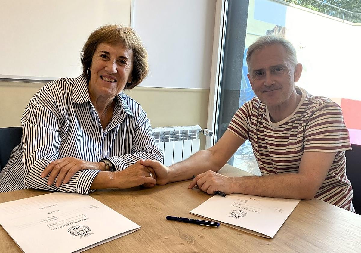 La presidenta de Aspace Gipuzkoa, Rosa Iglesias, y el alcalde, Jon Luqui, en la firma del convenio.