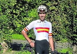 Iban González, con el maillot y la bici que utilizará en el mundial.