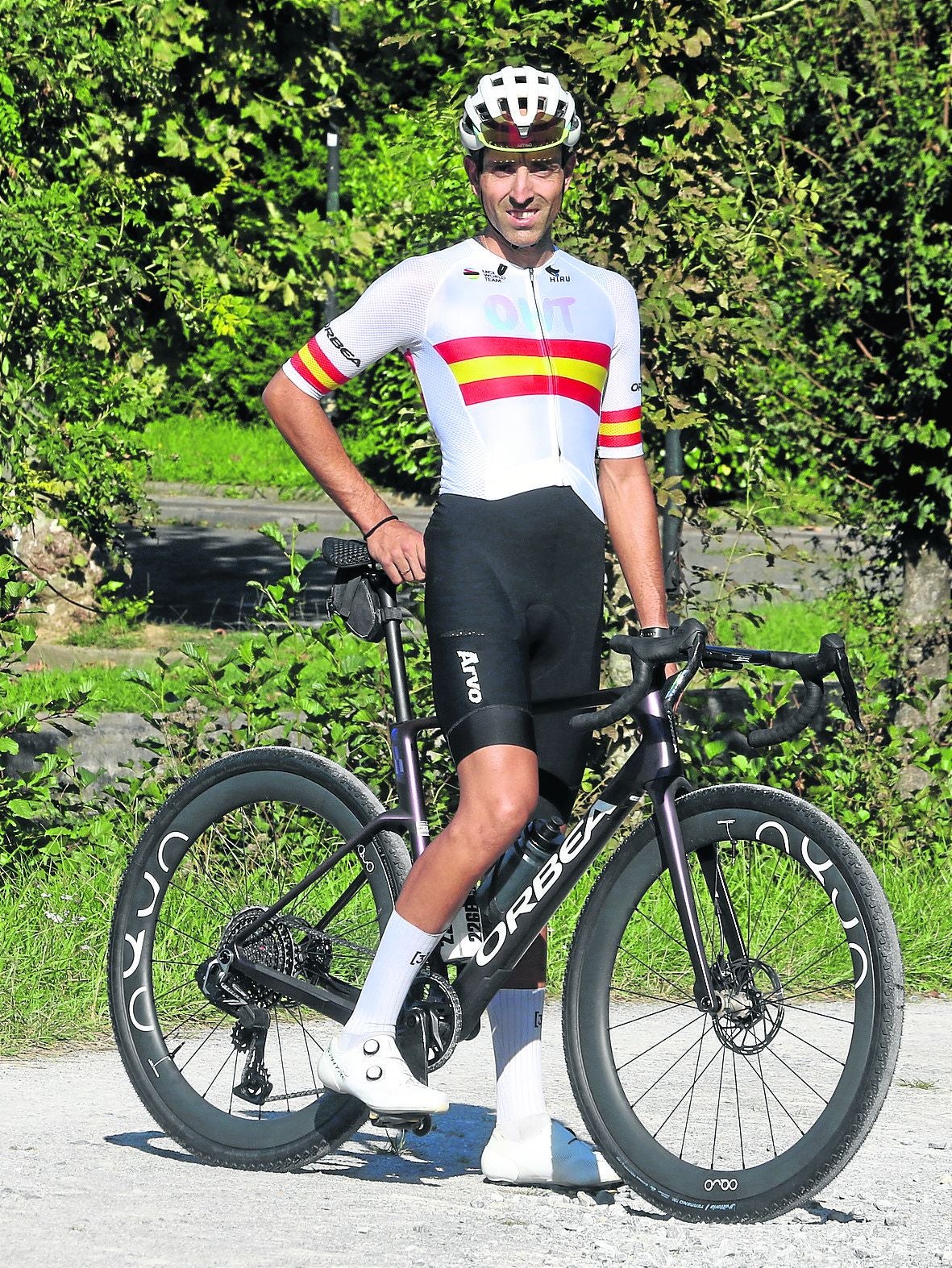 Iban González, con el maillot y la bici que utilizará en el mundial.