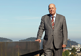 El fiscal jefe de Gipuzkoa, Juan Calparsoro, posa en la azotea de la sede de El Diario Vasco para la entrevista.