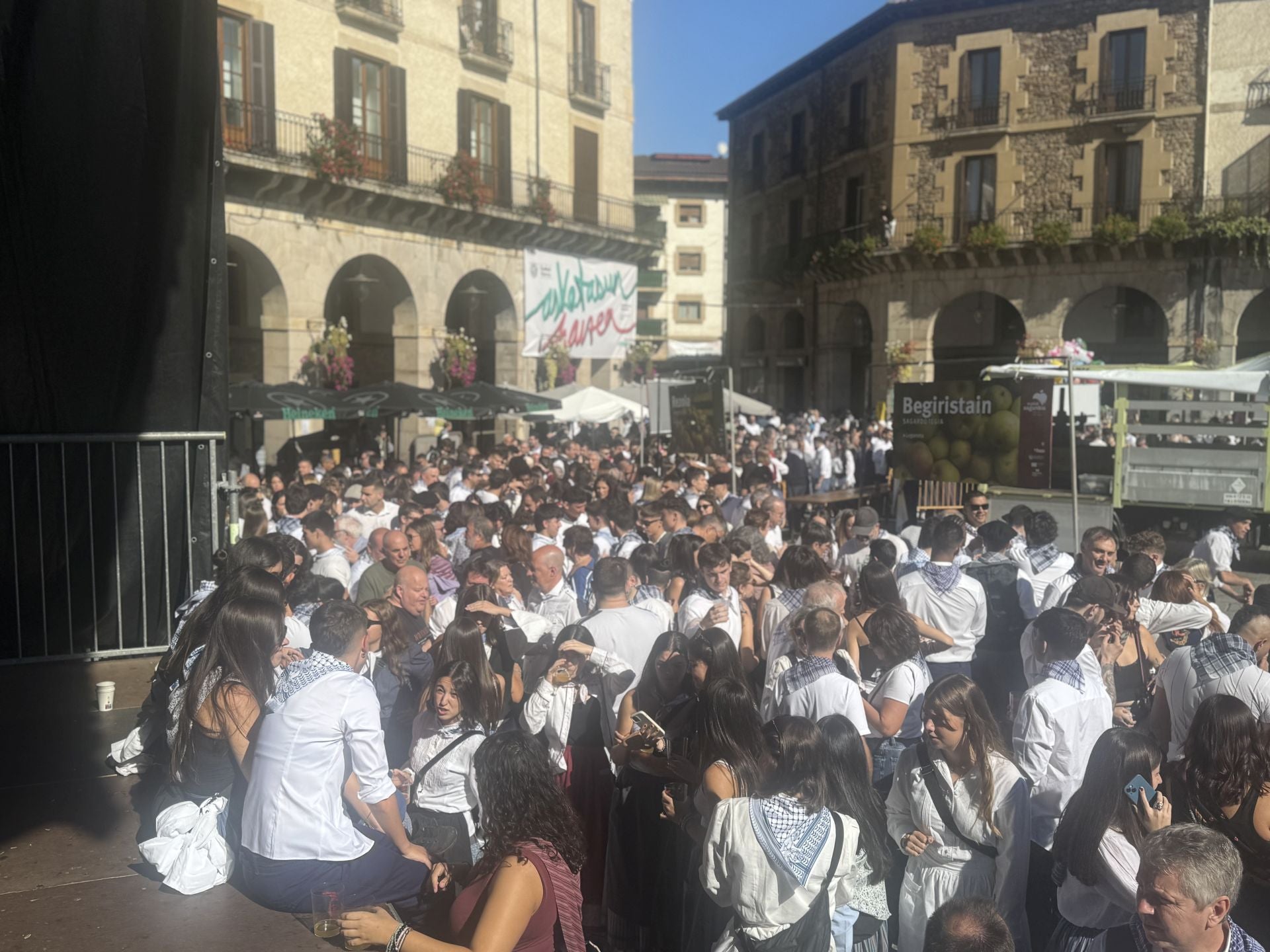 Las kuadrillas llenan un Oñati muy &#039;tropical&#039;