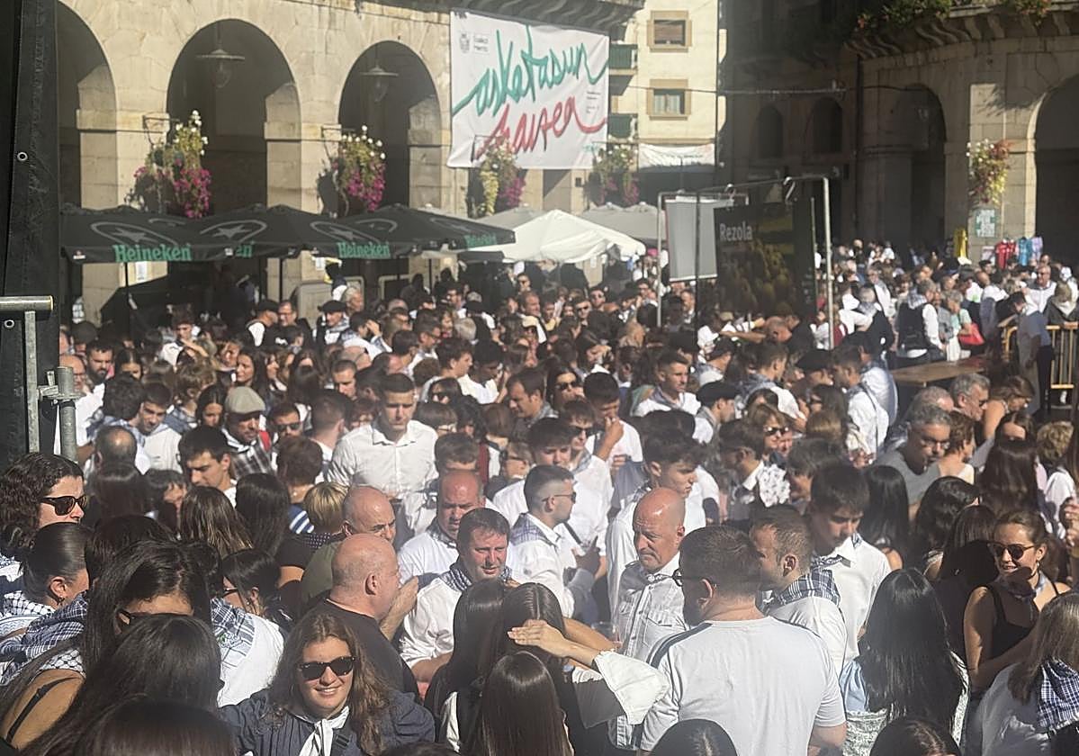 Las kuadrillas llenan un Oñati muy &#039;tropical&#039;