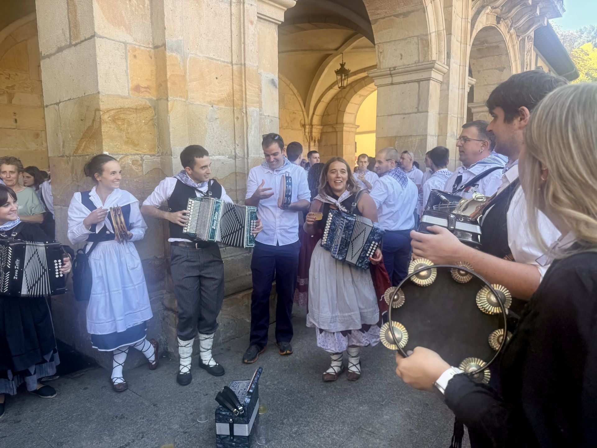 Las kuadrillas llenan un Oñati muy &#039;tropical&#039;