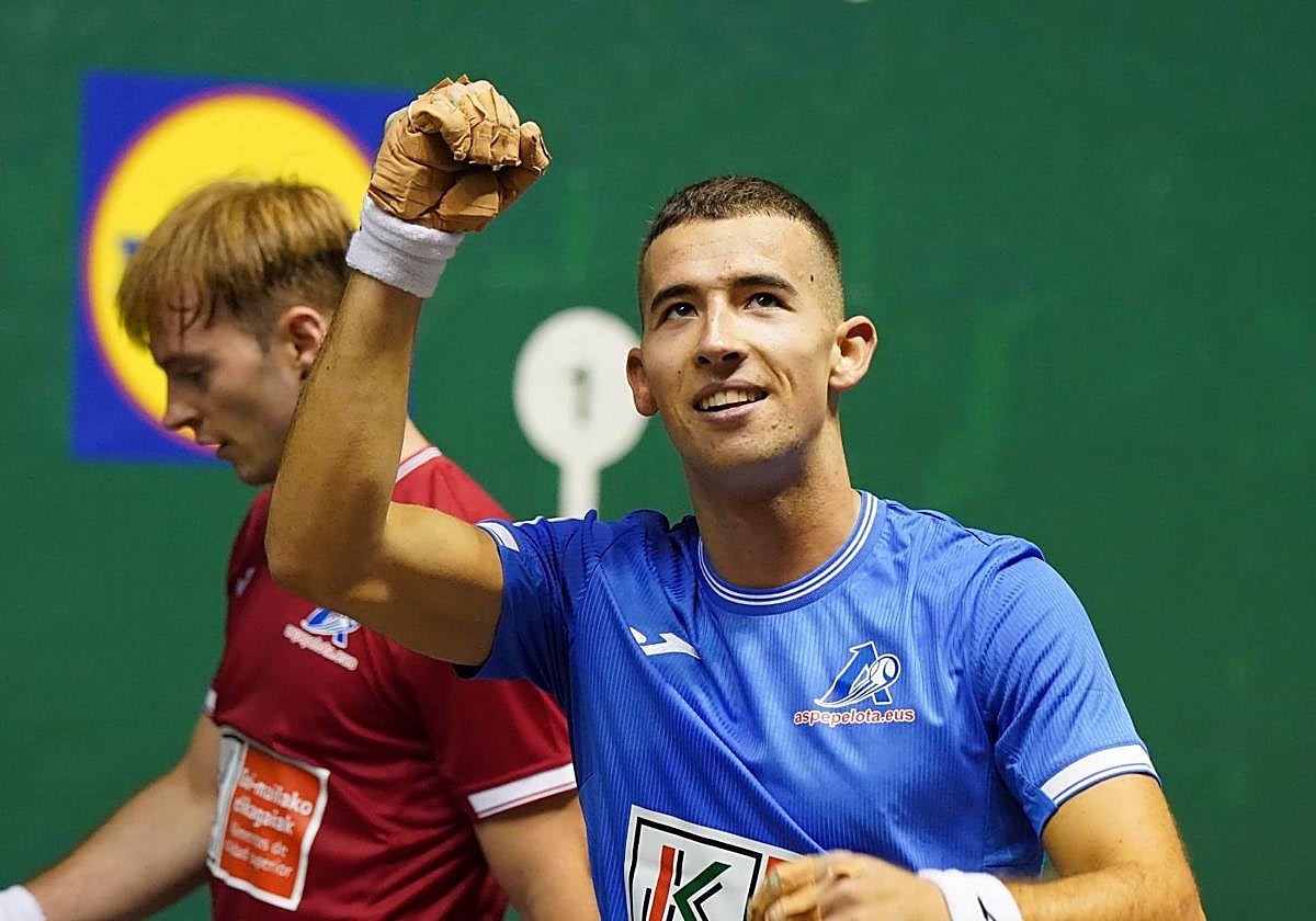 Rekalde, feliz tras su triunfo en el debut. Detrás, Aldabe.