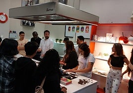 La asociación Zurekin presenta un nuevo programa formativo para los hosteleros de Zarautz.