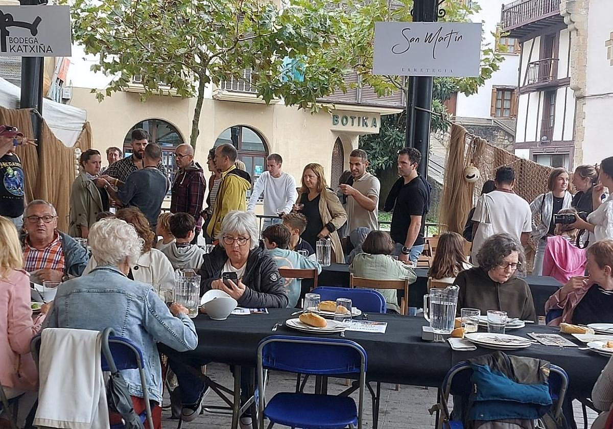 Herriko Plazan atzo ospatu zen bazkarian 200 lagunek hartu zuten parte, hiru turnotan banaturik.