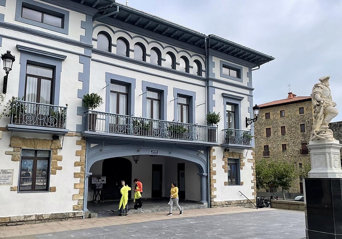 Paperean egin nahi dutenek udal bulegoetara jo behar dute.