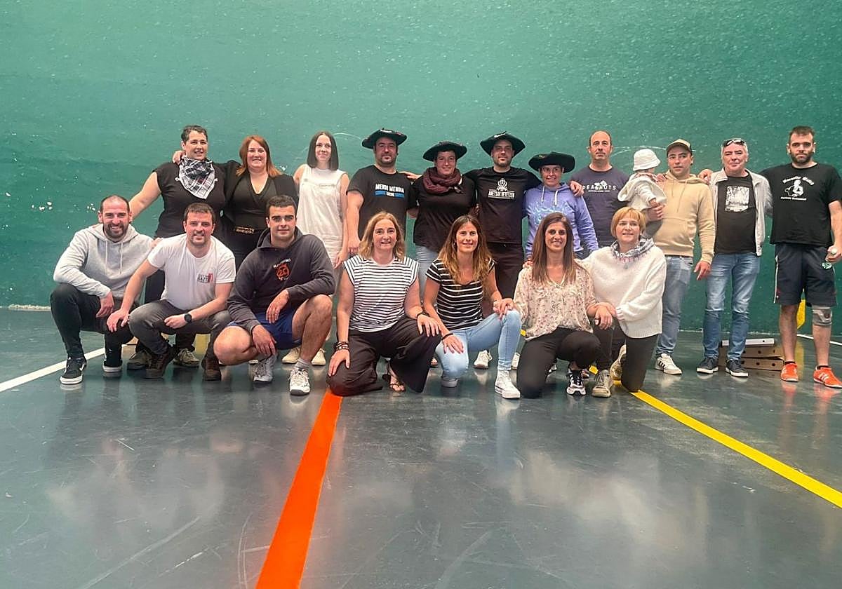 Finalistas y organizadores de la edición de 2024 del campeonato de frontenis tras la entrega de trofeos