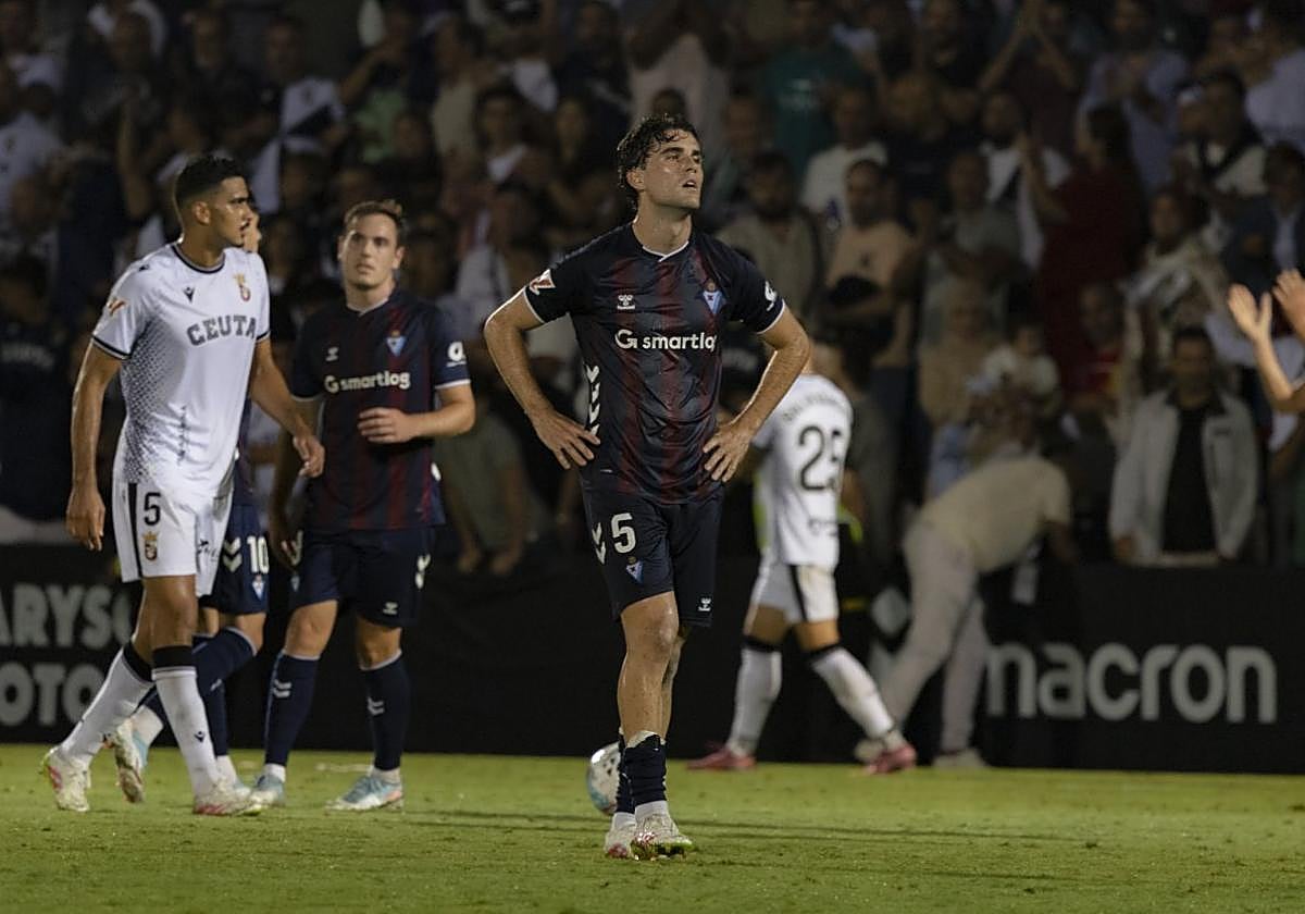 Javi Martínez se lamenta por la derrota del Eibar por 1-0 ante el Ceuta después de jugar con 10 desde el minuto 17.