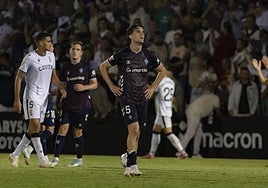Javi Martínez se lamenta por la derrota del Eibar por 1-0 ante el Ceuta después de jugar con 10 desde el minuto 17.