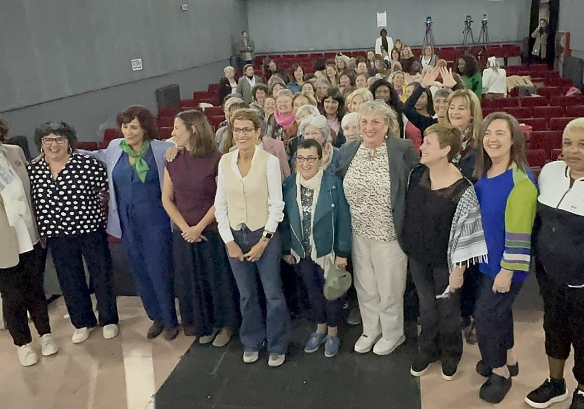 Asitentes al Encuentro Violeta celebrado en el Cine de Doneztebe.