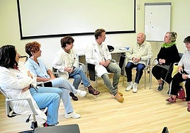 Los sanitarios charlan con asistentes al taller para cuidadores, entre ellos, Enrique Larrañaga.