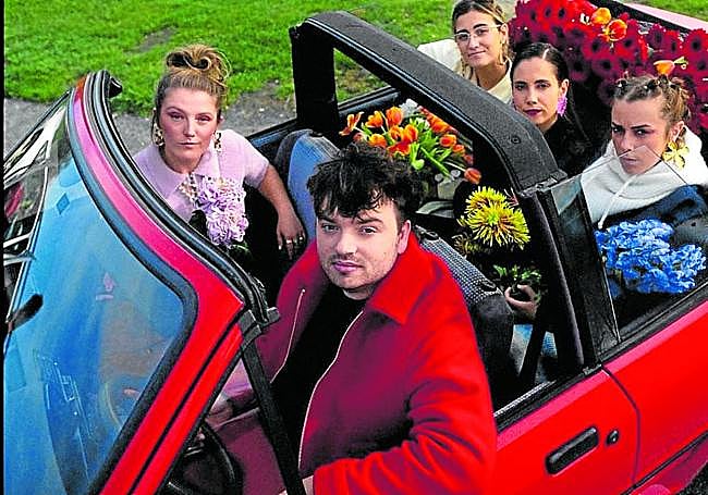 Janus Lester, con el traje rojo diseñado por la sastra donostiarra Eider García.