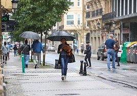 La lluvia ha hecho acto de presencia por la mañana en San Sebastián.
