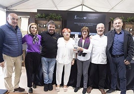 Patxi Bergara y Blanca Ameztoy reciben el homenaje de Hostelería Gipuzkoa con David Vega, Ane Ruiz y Javier Yurrita.