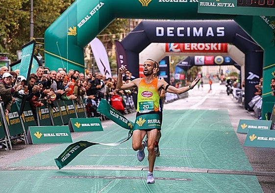 Artur Bossy entra primero en la meta situada en el Boulevard con Iraitz Arrospide pisándole los talones en segundo lugar.