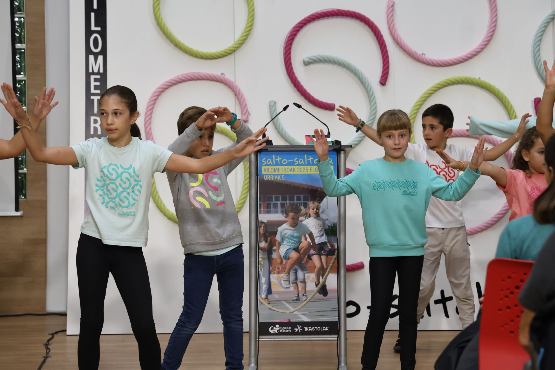 Artur Bossy entra primero en la meta situada en el Boulevard con Iraitz Arrospide pisándole los talones en segundo lugar.