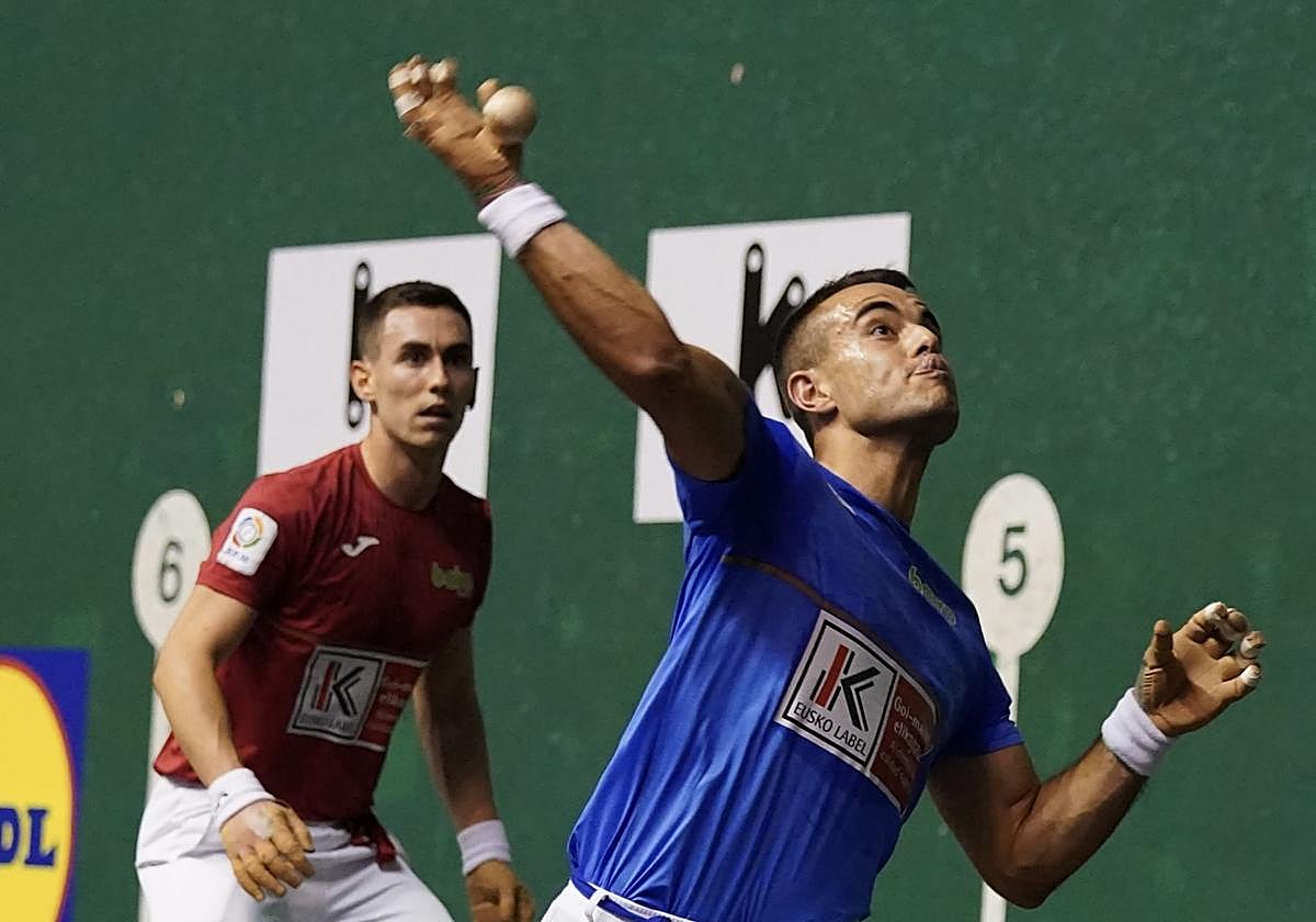 Iker Larrazabal entra de volea en presencia de Iraitz Zubizarreta, en el Astelena.