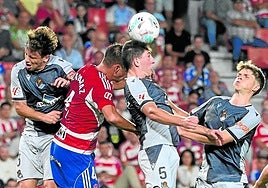 Peru Rodríguez pugna por el balón con Alcaraz.