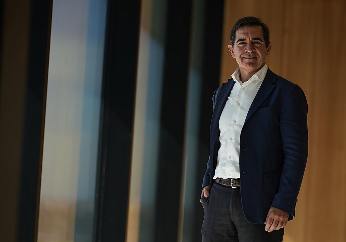 El presidente de BBVA, Carlos Torres, posa durante la entrevista en el edificio de La Vela en Madrid.