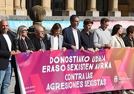 Izagirre (EH Bildu), Oyarbide (PSE), y Goia e Insausti (PNV), en la concentración de ayer contra un ataque sexista en Donostia.
