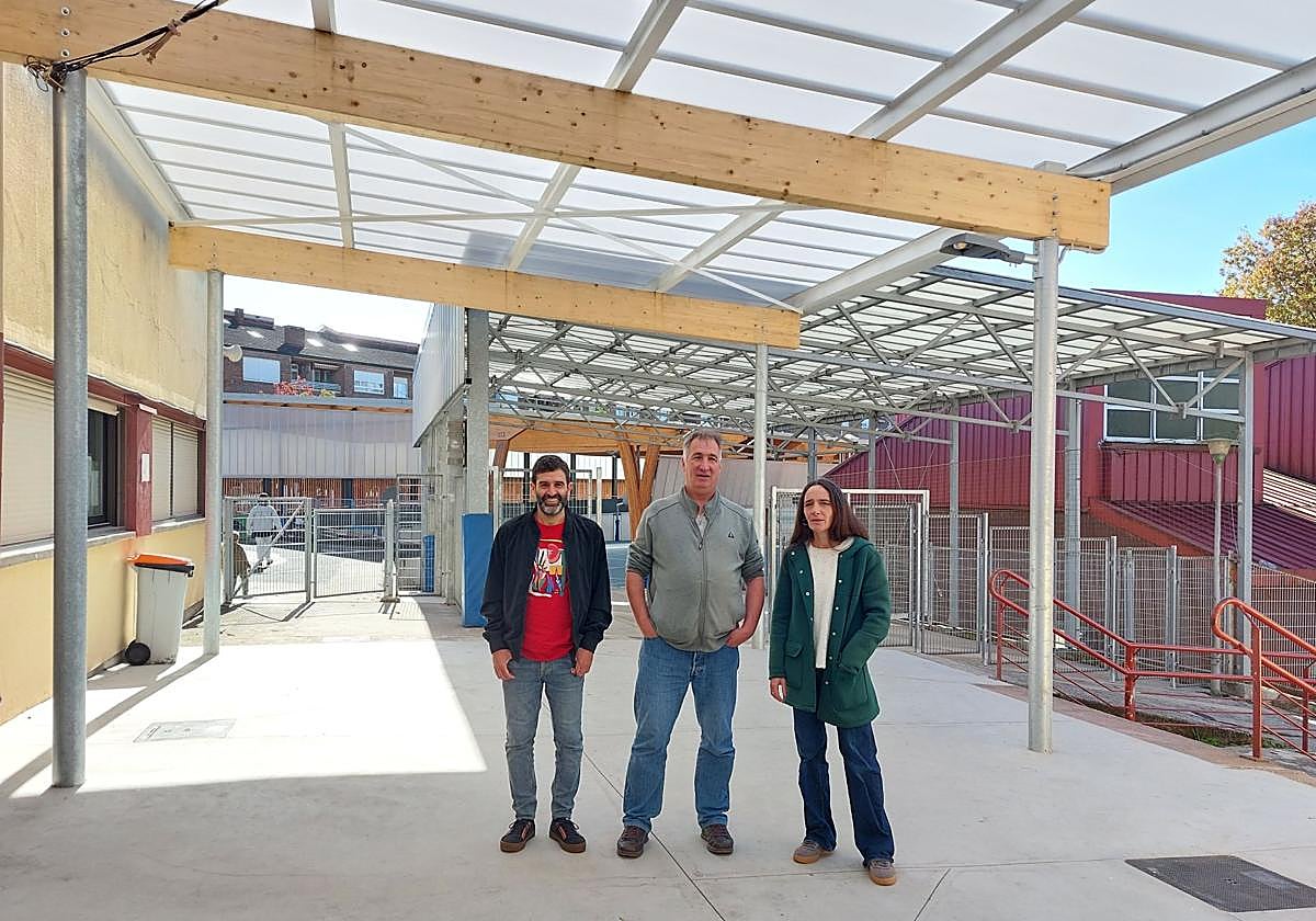 Eneko del Amo, Aitor Sarasua e Itsaso Cruz bajo la nueva cubierta