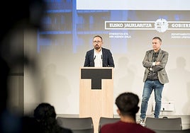 Denis Itxaso y Miguel de los Toyos han presentado este lunes un congreso sobre zonas tensionadas.