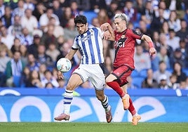 Guedes avanza ante Chavarría en el partido contra el Rayo Vallecano