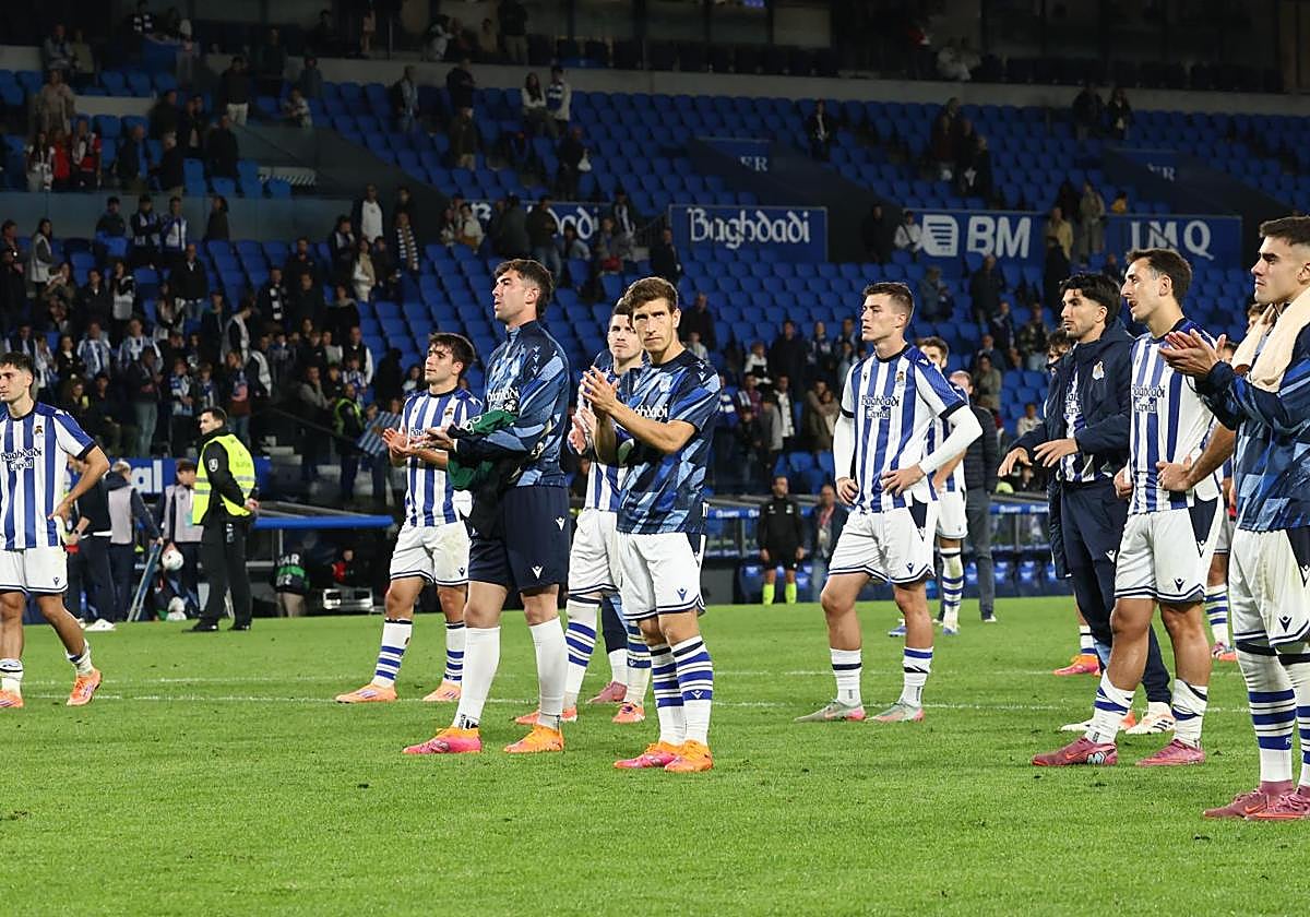 Los jugadores de la Real agradecen el apoyo de la grada de animación tras perder contra el Rayo Vallecano