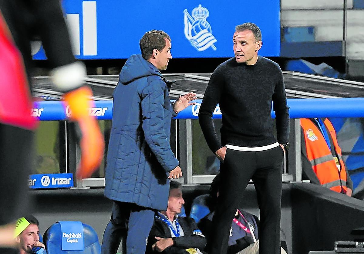 El entrenador Sergio intercambia unas palabras con su ayudante Iosu Rivas en el transcurso del partido ante el Rayo Vallecano disputado en Anoeta