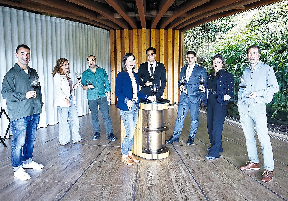 En Martín Berasategui. Posan en el comedor del restaurante de Lasarte-Oria Javier Caneja (Narru), Ainhoa Velasco (El Diario Vasco), Martín Flea (Restaurante Ibai), Ana Rosa Padilla (Sukaldean Aitor Santamaria), Héctor Gavaldón y José Manuel Borrella (Martín Berasategui), Estela Velasco (Kokotxa) y Carlos Muro (Akelarre).