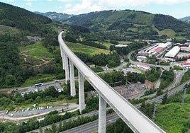 Vista aérea de un viaducto del trazado del TAV ejecutado en Gipuzkoa
