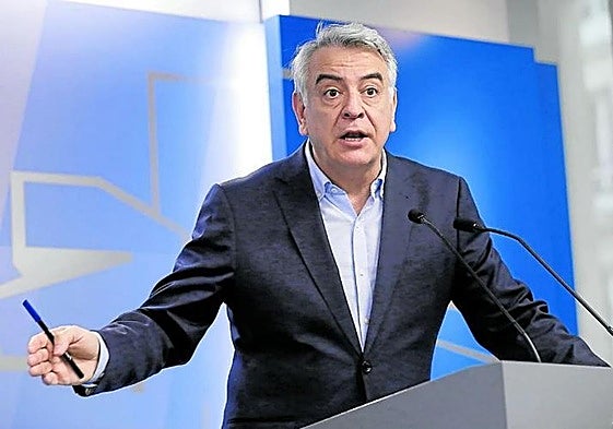 El presidente del PP vasco, Javier de Andrés, en una rueda de prensa.